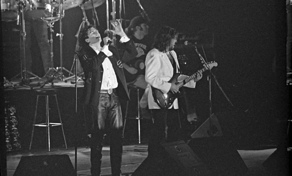 El cantant Carles Sabater i el guitarrista Pep Sala, en primer terme, al Palau d'Esports de Granollers el 1994
