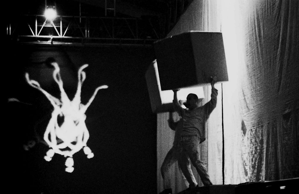 La representació de 'M.T.M', de la Fura dels Baus, a Granollers el 1994 / fotos: Ramon Ferrandis